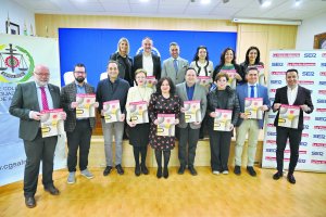 Representantes de los colegios profesionales junto a Antonio Verdegay, de Contraportada, y Antonia Sánchez y Ricardo Céspedes, de La Voz.