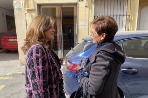 Carmen Aguiar y Adriana Valverde conversan en la calle Horno.