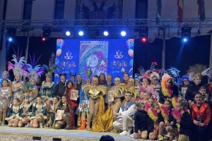 El acto finalizó con la entrega de premios a las peñas ganadoras del desfile.