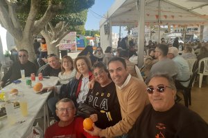 El alcalde de Antas, Pedro Ridao junto a sus vecinos disfrutando del 28 de febrero.