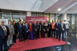Fotografía de familia los premiados junto a las autoridades huercalenses.