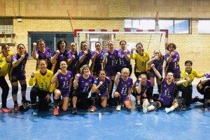 Las campeonas posan para los aficionados de Sevilla.