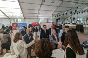 El alcalde de Vera, el responsable del IAJ , el presidente de la Cámara de Comercio, junto al diputado de Deportes han inaugurado la feria.