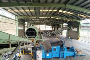 Así es por dentro la nave que ha sido habilitada para albergar la planta de tratamiento de forma provisional. Es más pequeña y está menos mecanizada que la que se quemó, pero sí cuenta con un mecanismo de separación de residuos