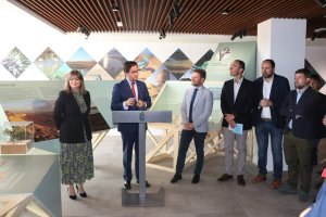 Autoridades políticas en la inauguración del Centro de Interpretación de Punta Entinas Sabinar.