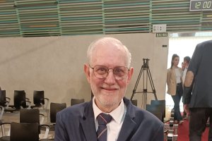 Felipe Ortiz recibe el Escudo de Oro.