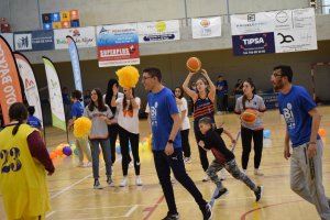 Ambiente espectacular en la cancha con los deportistas y sus familiares.