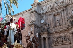 El Prendimiento ante la fachada de la Catedral.