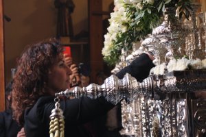 María del Mar Vázquez dedicó una levantá antes de comenzar la procesión. 