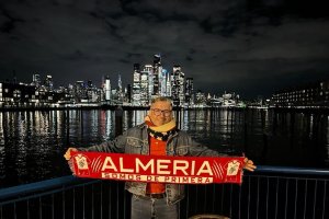 Espectacular foto nocturna con Manhattan de fondo.