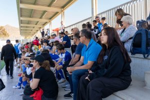 Las gradas se vieron muy concurridas con aficionados y familiares.