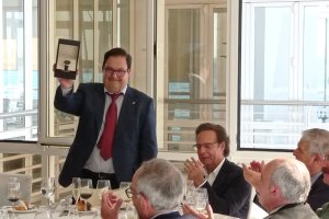 Juan José Muñoz del Pozo Baños mostrando el reloj con el que le obsequiaron los asistentes.