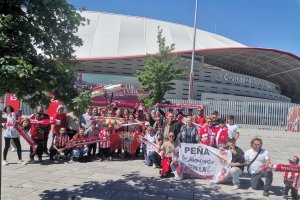 Rojiblancos del Almería en los exteriores del Cívitas Metropolitano.