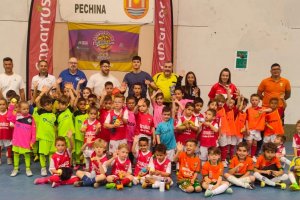 Los protagonistas posando en la pista.