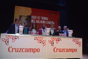 Los tres primeros ganadores del concurso, con los grifos de cerámica que se les entregaron, miembros dee jurado y el presentador, Álvaro  Díaz.