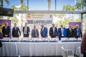 La mesa presidencial con el alcalde de Roquetas Gabriel Amat.