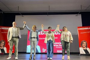 La ministra Isabel Rodríguez, junto a otros representantes socialistas.
