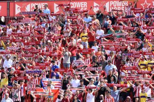 Las bufandas arriba cuando sale el Almería al terreno de juego en casa.