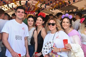 Julio, Laura, Ana, Anabel y Mery Ainhoa disfrutando San Marcos 2023 en la caseta de la Bodega del Jamón.