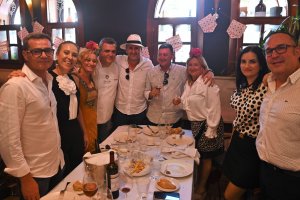Alberto, Bea, Isa, Paco, Antonio, Charo, Olga y Juanma felicitando al Chef José Álvarez de Restaurante La Costa.