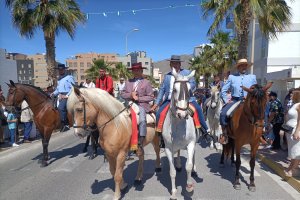 Los caballos pasearon este martes por las calles abderitanas.