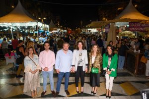 La alcaldesa del Ayuntamiento de Almería, María del Mar Vázquez Agüero, acompañada de miembros de su corporación municipal, visitaron la cruz instalada en la Rambla Federico García Lorca.