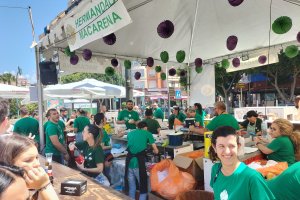 Cofrades de La Macarena atendiendo la barra a tope.