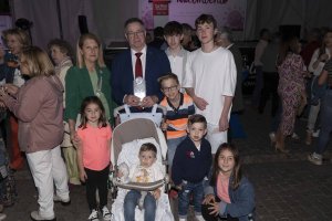 El premiado José Martínez Portero junto a su esposa y nietos.