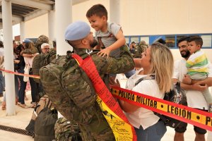 Un legionario se reencuentra con su familia en el Aeropuerto de Almería
