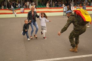 Una pareja y sus hijos en la base
