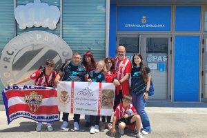 Rojiblancos de la Peña La Esperanza del Sur y su Frente Gominola.