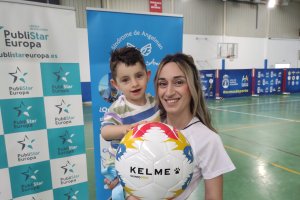 Sabrina Iglesias, la mamá de Tano, en un día muy especial y emotivo para la familia en el Pabellón Municipal de Deportes Paco Navarro.
