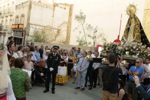 Los devotos han dedicado canciones a la Virgen, alabanzas y le han lanzado pétalos de flores.
