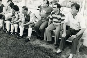 Lalo en el banquillo de Santo Domingo dirigiendo al Poli Ejiso.