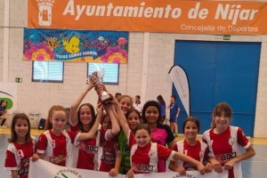 Las chicas del Alhama levantan la Copa.