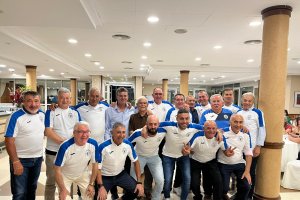 Varias generaciones de futbolistas molineros.