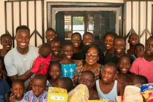 Appiah con los niños y niñas de Caring Home Village.
