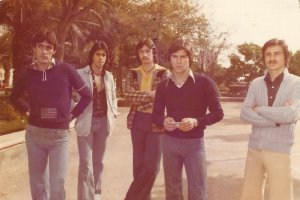 Ñito en primer plano con el grupo.