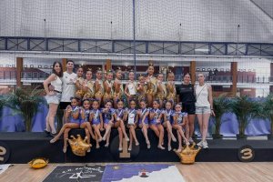 Las Preminis arriba como campeonas de Andalucía y abajo las bebés, medalla de bronce