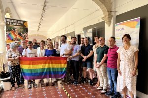 Distintas asociaciones y miembros del ayuntamiento asistieron a la inauguración de la exposición
