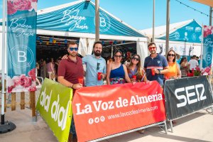 Isa, Enrique, Álvaro, Irene y otra Isa disfrutando las Fiestas de San Isidro 2023 en La Bodega del Jamón.