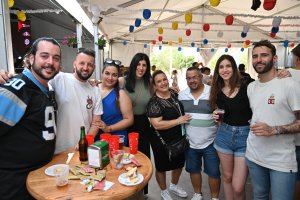 Integrantes de la Escuela de Baile Paladium en la caseta de La Bodega del Jamón en San isidro.