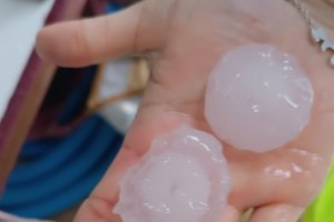 Muestra del granizo caído en el municipio de Zurgena.