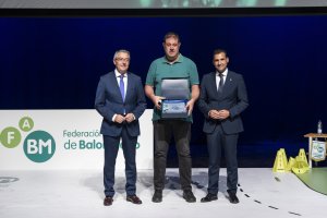 Miguel Ángel Florido recibió el premio al Ayuntamiento de Vícar.