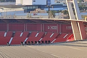 La grada norte ha dejado atrás el color azul y blanco de los Juegos Mediterráneos.