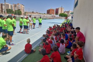 Un gran goleador como Raúl Sánchez hablando con los pequeños.