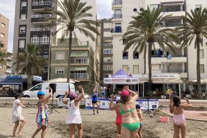 Todos bailando al ritmo de los bailes de zumba