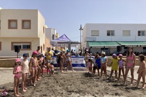 Los más pequeños jugando en la playa.