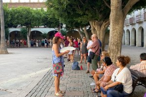 Colas para recoger el abanico de la Feria 2023.