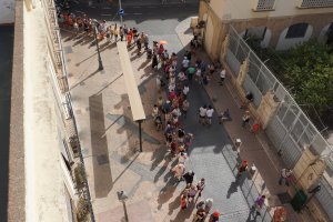 Colas para recoger el abanico de la Feria 2023.